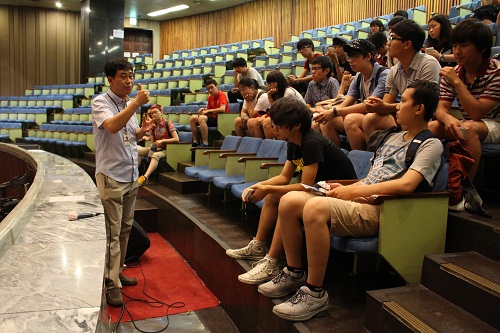 청소년 기자학교 학생들이 최경준 정치부 기자와 대화를 나누고 있다.