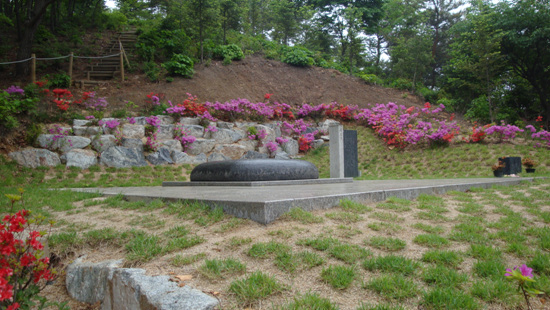 파주시 탄현면 기념공원에 있는 장준하 선생의 묘소
