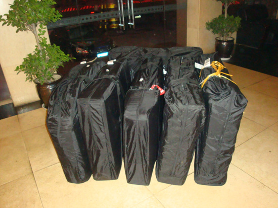 이 많은 짐이 택시 하나에 모두 들어가다니, 뒤에 하나가 더 있다.
