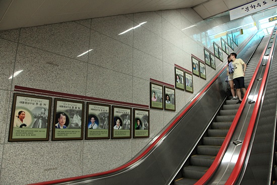 송정리역 지하로 내려가는 에스컬레이터 벽면에는 수많은 판소리 명창들의 사진이 붙어 있다. 
