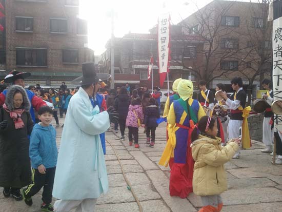 2013년 2월 24일 안양천 대보름축제의 일환으로 정조임금이 능행차를 위해 축조한 안양 만안교(萬安橋)에서 만안답교놀이가 펼쳐지고 있다.
