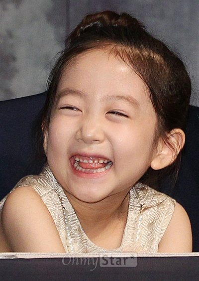  31일 오후 서울 논현동의 한 웨딩샵에서 열린 MBC수목미니시리즈 <투윅스>제작발표회에서 배우 이준기와 박하선의 극 중의 딸인 배우 이채미가 웃음을 짓고 있다.