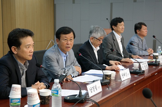 31일 열린 혁신과 정의의 나라 10차 포럼에서 원혜영의원이 사회를 보고 있다.
