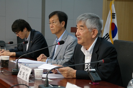 혁신과 정의의 나라 10차 포럼에서 한국정치의 미래를 주제로 최장집 교수가 발제하고 있다.