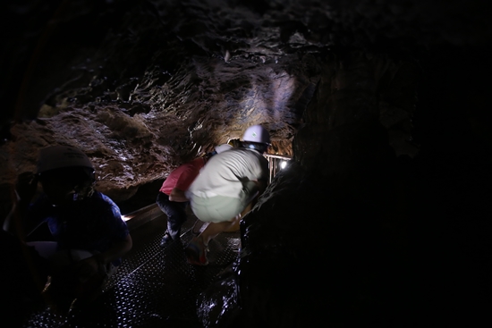 온달동굴에는 기어서만 들어갈 수 있는 곳이 있다.