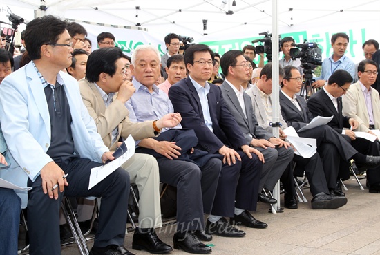  민주주의 회복과 국정원 개혁을 요구하며 장외투쟁에 돌입한 민주당 김한길 대표와 전병헌 원내대표 등 지도부가 1일 오전 서울광장에서 열린 의원총회에 참석하고 있다.