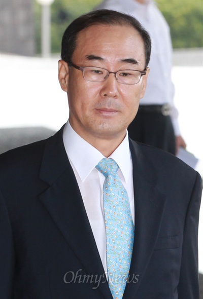 전군표 전 국세청장이 지난해 8월 1일 CJ그룹에서 뇌물을 받은 혐의로 검찰 수사를 받기 위해 서울중앙지방검찰청에 들어서고 있다.