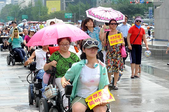 1일 오후 서울 광화문 광장에서 국가정보원 사태에 대한 장애인계 시국선언 기자회견을 마친 장애인들이 청와대 방향으로 행진하고 있다