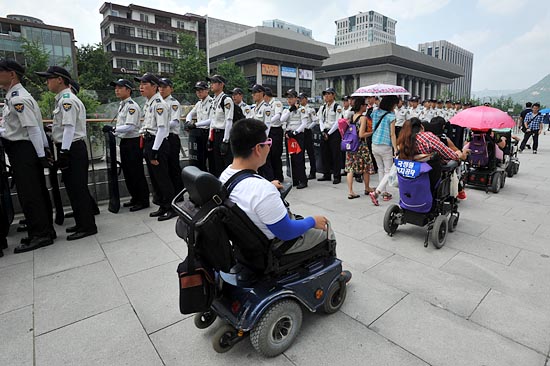 1일 오후 서울 광화문 광장에서 국가정보원 사태에 대한 장애인계 시국선언 기자회견을 마친 장애인들이 청와대 방향으로 행진하고 있다