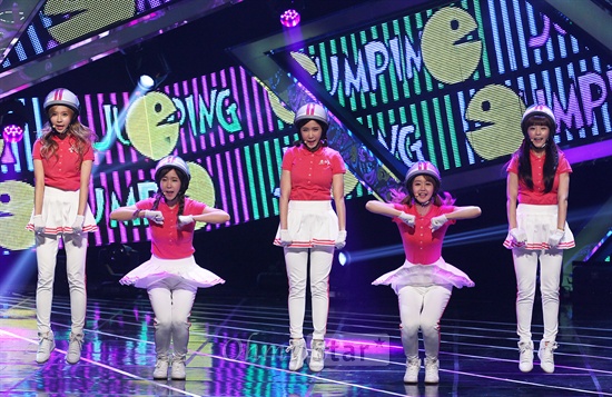 크레용팝이 1일 오후 서울 상암동 CJ E&M에서 열린 Mnet '엠카운트다운'에서 5기통댄스를 추며 열창을 하고 있다.