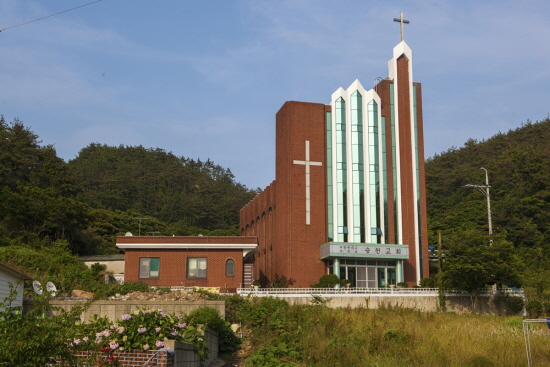 대둔도 도목리에 있는 승천교회  고 장기려 박사의 동생 장기실 전도사가 세운 교회로 가두리 양식장 공동체를 만들었다. 