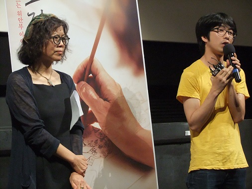  지난 1일, 서울 왕십리CGV에서 열린 영화 <그리고 싶은 것> 시사회에서 권효 감독(오른쪽)과 권윤덕 작가(왼쪽)가 기자들의 질문에 답변하고 있다.