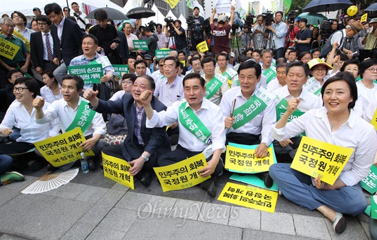 3일 오후 서울 청계광장에서 열린 '민주주의 회복과 국정원 개혁'을 위한 민주당 국민보고대회에 박영선 의원등이 참석해 국정원 개혁을 촉구하는 구호를 외치고 있다.