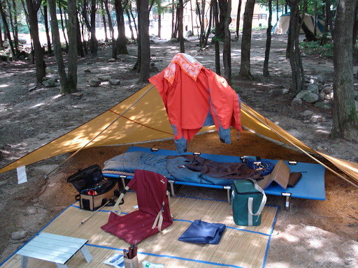 간단한 바람막이 천을 이용하여 만든 간이 야영시설, 1인 캠핑의 여유로움을 즐길 수 있다.