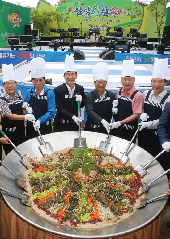  3일 경남 함양군 천년의 숲 상림공원 일원에서 열리고 있는 제10회 함양산삼축제에서 임창호 군수, 정욱상 함양산삼축제위원장 등 관계자들이 산삼비빔밥 500인분을 주걱으로 비비고 있다.