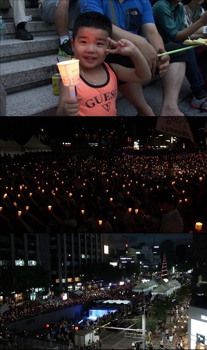 지난 3일 서울 청계광장에서 열린 '국민촛불집회'에 나온 시민들이 촛불을 들고 있다.
