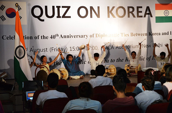 한국문화원에서 사물놀이를 수강한 학생들이 한국퀴즈대회에서 사물놀이 실력을 뽐내고 있다.
