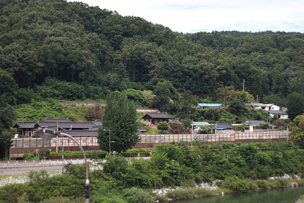  임청각 앞을 지나는 철도, 일본이 일부러 놓은 것이다. 