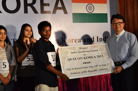 이준규 주인도 한국대사가 우승자인 라비샹카르씨에게 선물을 전달하고 있다. 우승 상품으로 오는 24일 한국을 방문해서 외국인 대상 퀴즈대회에 참가하게 된다. 