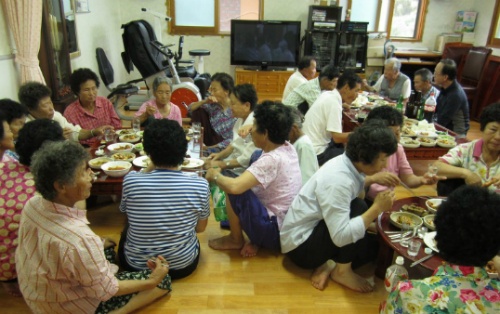  마을회관에서 집들이 저녁식사. 내가 이 마을을 처음 찾은  8년 전만해도 회관이 그들먹했는데 그 사이 빈자리가 많이 생겼다