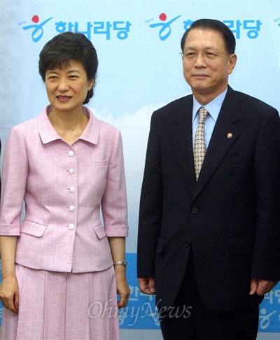 5일 김기춘 전 의원이 대통령 신임 비서실장으로 임명되었다. 사진은 지난 2005년 7월 19일 당시 여의도연구소장으로 임명된 김기춘 신임 비서실장이 박근혜 당시 한나라당 대표로부터 임명장을 받은 뒤 기념촬영을 하고 있다.