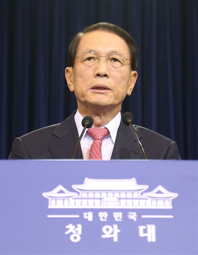 5일 신임 청와대 비서실장으로 임명된 김기춘 전 법무장관이 춘추관에서 소감을 발표하고 있다.