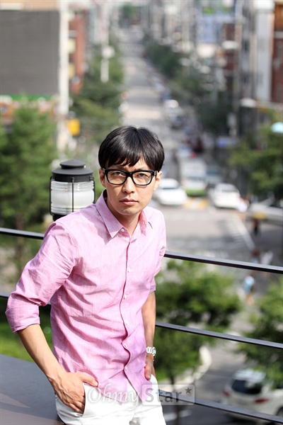  영화<더 테러 라이브>의 김병우 감독이 1일 오후 서울 동교동의 한 카페에서 오마이스타와 인터뷰에 앞서 포즈를 취하고 있다.