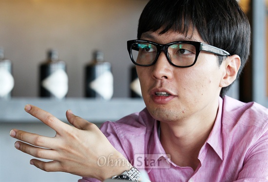   영화<더 테러 라이브>의 김병우 감독이 1일 오후 서울 동교동의 한 카페에서 오마이스타와 인터뷰를 하며 작품에 대한 질문에 답하고 있다.
