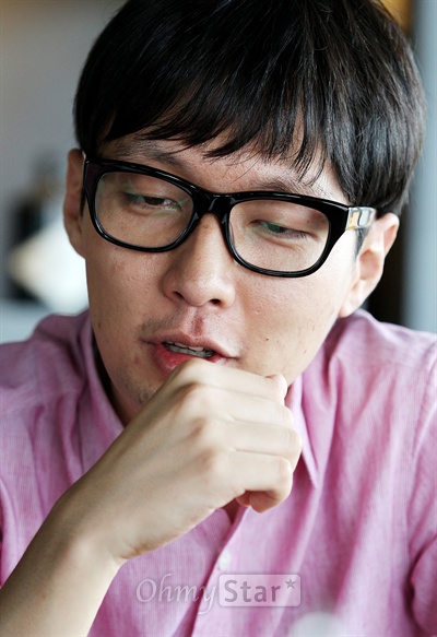    영화<더 테러 라이브>의 김병우 감독이 1일 오후 서울 동교동의 한 카페에서 오마이스타와 인터뷰를 하며 작품에 대한 질문에 답하고 있다.