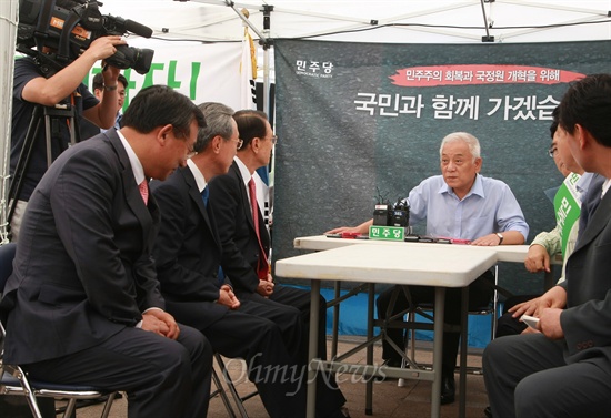 김한길, 김기춘 신임 비서실장 일행에 '레이저' 눈빛 5일 임명된 김기춘 신임 청와대 비서실장, 박준우 신임 정무수석이 이정현 홍보수석과 함께 서울시청앞 서울광장에 설치된 민주당 천막당사를 인사차 방문한 가운데 김한길 민주당 대표가 굳은 표정으로 김기춘 비서실장 일행을 쳐다보고 있다.