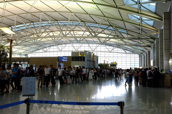 올 여름 성수기 일평균 6만 명 이상의 승객이 인천공항을 이용해 해외 여행길에 올랐다.