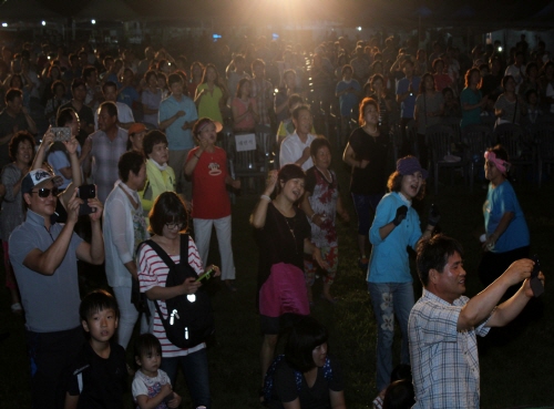 산청세계전통의학엑스포의 성공 기원한마당에 참여한 관람객들이 가수 윤수일의 <아파트>에 흥겹게 춤을 추고 있다.
