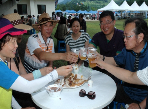 참가자들이 시원한 생맥주와 ‘대박’난 통닭을 먹으며 기쁨을 나누고 있다.