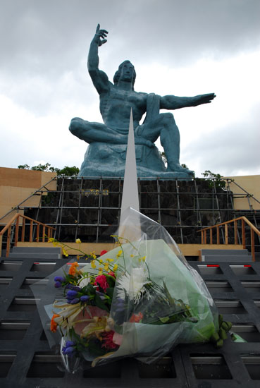 한 서양인이 놓고 간 추모의 꽃다발 뒤로 평화기념상이 '육중한' 모습이 도드라진다. 