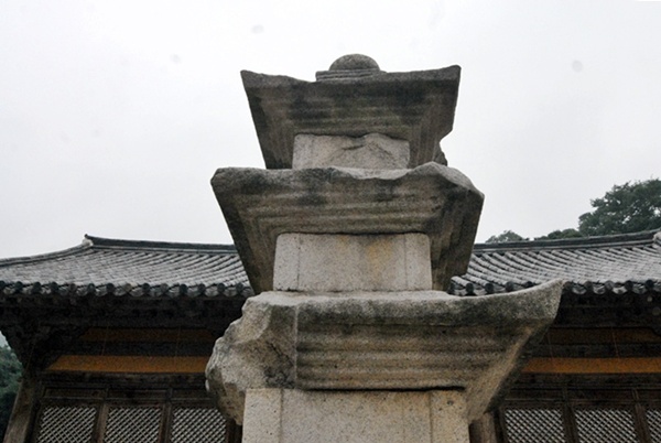 삼층석탑의  형태는 2층 기단 위에 3층의 탑신을 올리고 머리장식인 상륜부를 얹은 모습이다.