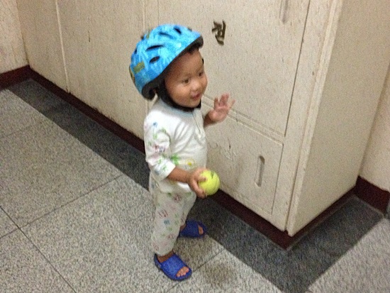 자전거 보다 헬멧에 관심이 많은 아이