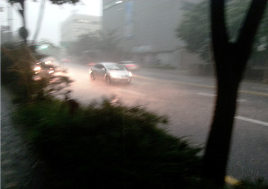 6일 낮 1시경 서울 하늘이 밤처럼 어두워지면서 천둥번개와 돌풍을 동반한 강한 비가 내렸다.