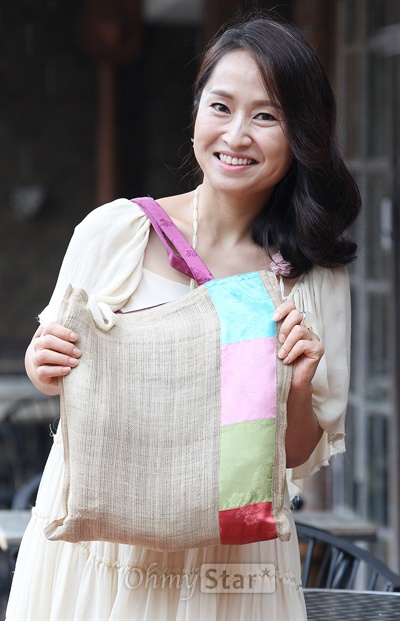  연극배우 김현이 2일 오후 서울 동숭동의 한 카페에서 오마이스타와 인터뷰에 앞서 지인이 선물한 가방을 보여주며 미소짓고 있다.