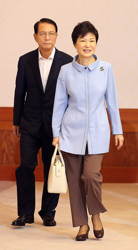 박근혜 대통령이 지난 6일 청와대에서 국무회의를 주재하기 위해 회의장으로 입장하고 있다. 뒤에 보이는 이는 김기춘 청와대 비서실장.