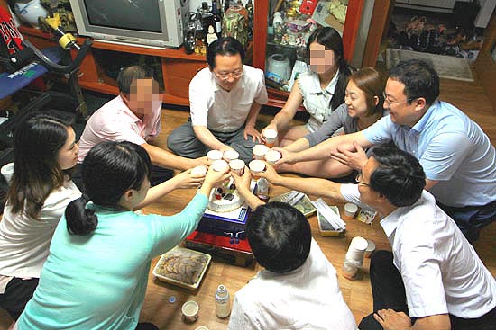 성우제 소장을비롯한 솔루션위원회 관계자들이 6일 민지네 새집 출발을 축하했다.