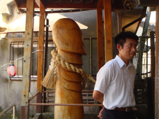 　　이키 섬 고노우라 부근에 있는 세키 신사에 있는 남성 성기입니다. 크기가 사람 크기와 비슷합니다