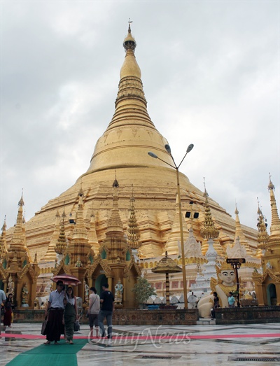쉐더공 파고다(Shwedagon Pagoda). 세계 불교도들의 성지순례지이며, 미얀마의 상징이자 자부심이다. 높이만 지상에서 98m에 이르는 탑신을 가지고 있는데, 그 주변에는 총 80여 개의 건물과 66개의 작은 파고다가 있다. 특히 1988년 8월과 2007년 9~10월 사이 일어난 미얀마 민중의 민주화 시위 출발점이 된 곳으로 민주화 성지로도 의미가 있다. 미얀마 방문자에게 꼭 들려봐야 하는 필수 코스. 