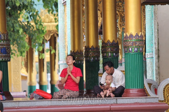 미얀마 양곤에 있는 쉐더공 파고다에서 기도하고 있는 미얀마 사람들의 모습. 미얀마인들에게 불교는 생활이자 정신 그 자체다. 