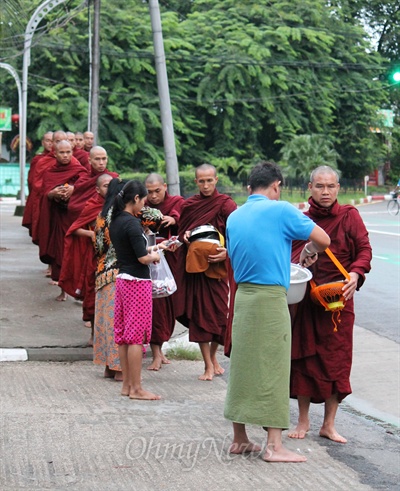 양곤의 마하시 명상센터(Mahasi Sasana Yeiktha Meditation Centre)에 있는 승려들이 탁발에 나서 공양을 받고 있다. 탁발을 통해 미얀마인들의 종교인 불교가 어떤 특징을 갖고 있는지 배울 수 있다. 