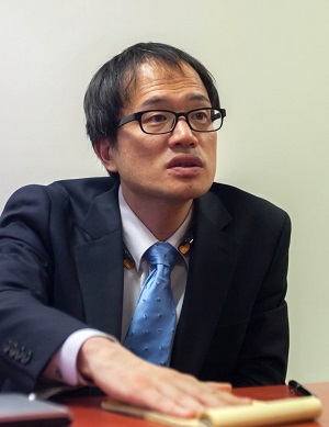 박 변호사는 국정원 사건에 대한 검찰 수사결과에 문제가 있다고 지적한다.