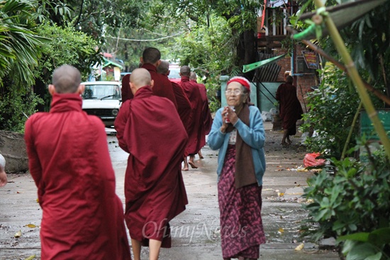 미얀마 불교의 탁발은 생활의 일부분이다. 탁발 승려 앞에 선 한 노인은 승려들이 받은 돈을 건네받았다. 또다른 가난한 이웃을 위해 자신이 필요한 만큼만 받는다. 채움과 나눔(비움)이 동시에 이뤄진다. 
