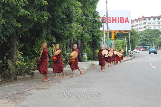 6월 22일 아침 미얀마 양곤 시내에서 만난 어린 승려들의 탁발 행렬. 전날 마하시에서 봤던 탁발 행렬의 모습과 크게 다르지 않았다. 