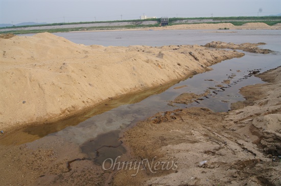 낙동강 구미보 하류 강과 만나는 감천에서 4대강 사업으로 인해 모래가 강으로 쓸려내려가자 시트파일을 박아 모래가 쓸려내려가지 못하도록 했다. 