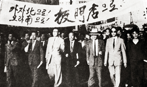 4월 혁명 후 시민들의 시위대열