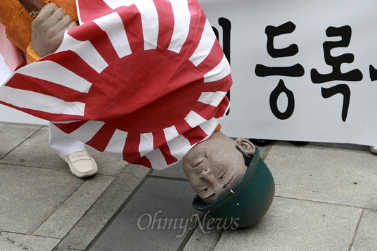 '친일반민족행위자 유물 문화재 등록' 중단 촉구 긴급 회견 친일반민족행위자 의복·유물 문화재 등록반대 항일독립운동단체 긴급 기자회견이 8일 오전 서울 광화문광장 이순신 동상 앞에서 열렸다.
